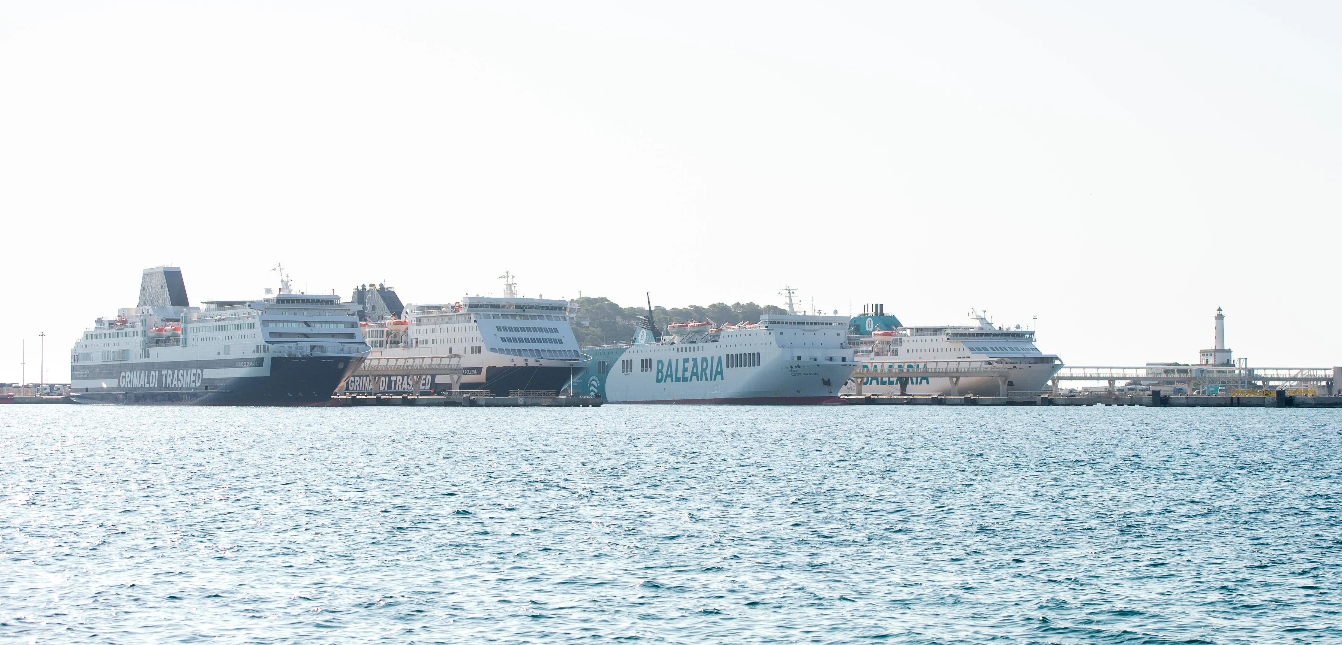 La Autoridad Portuaria de Baleares regula el suministro de combustibles a buques mediante camiones cisterna