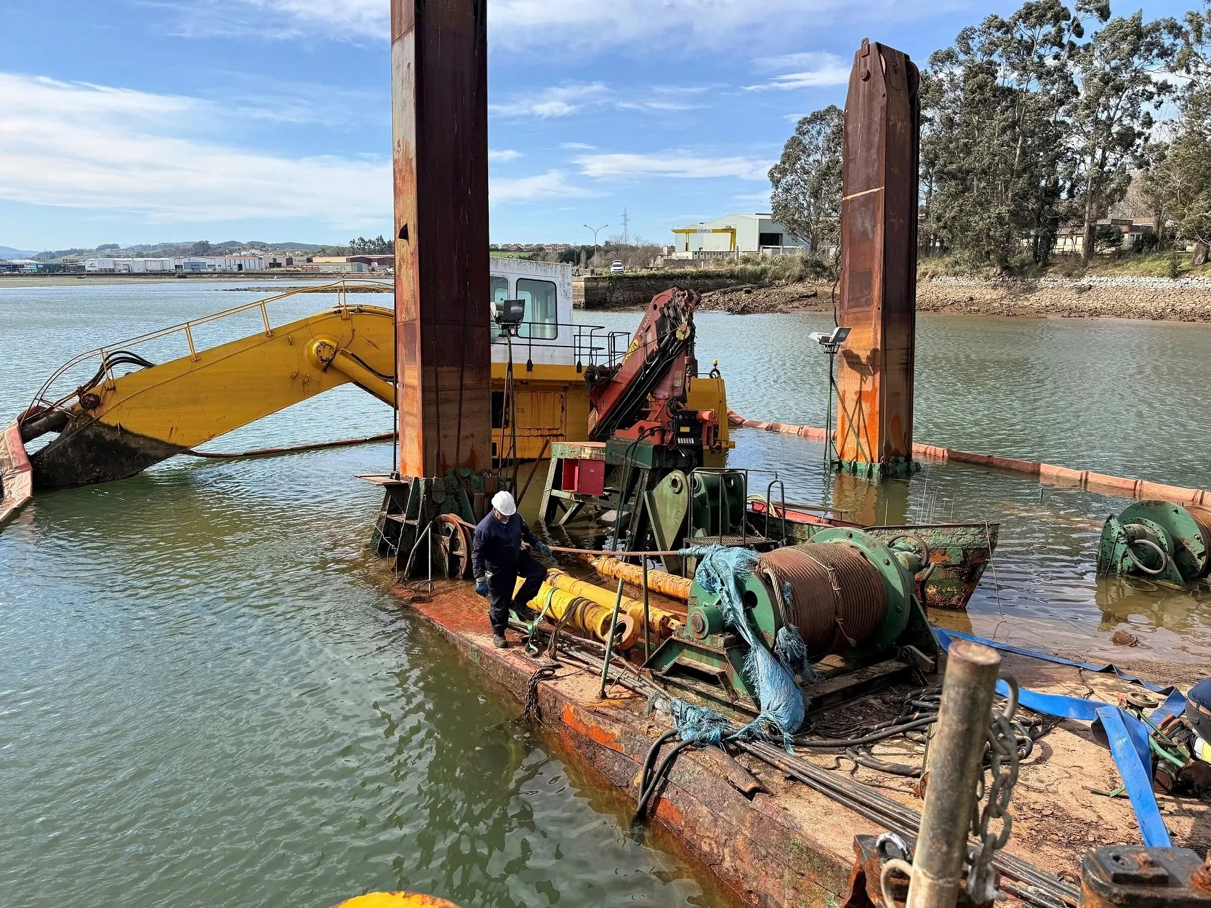 Comienza el desmantelamiento de la draga Aldamiz Ocho en la ría de Boo