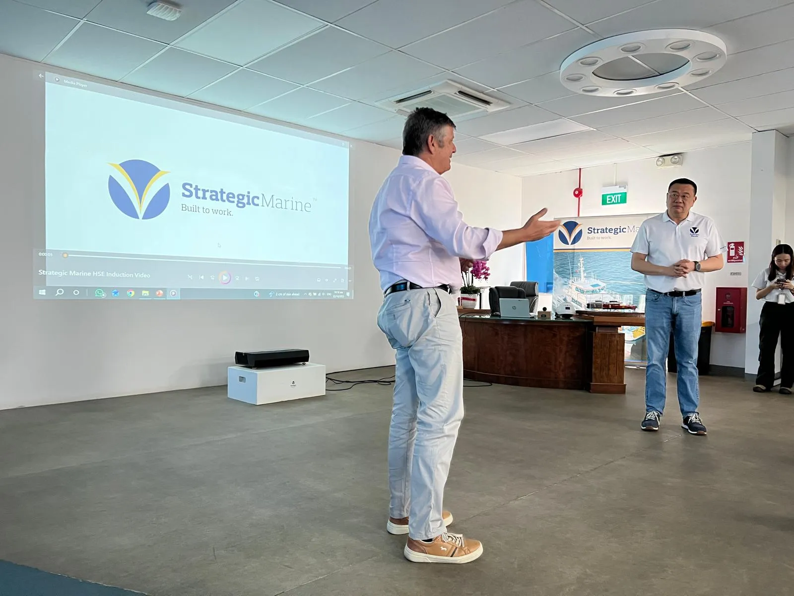 La delegación de empresas de la Bahía de Algeciras visita el astillero de Strategic Marine en Singapur