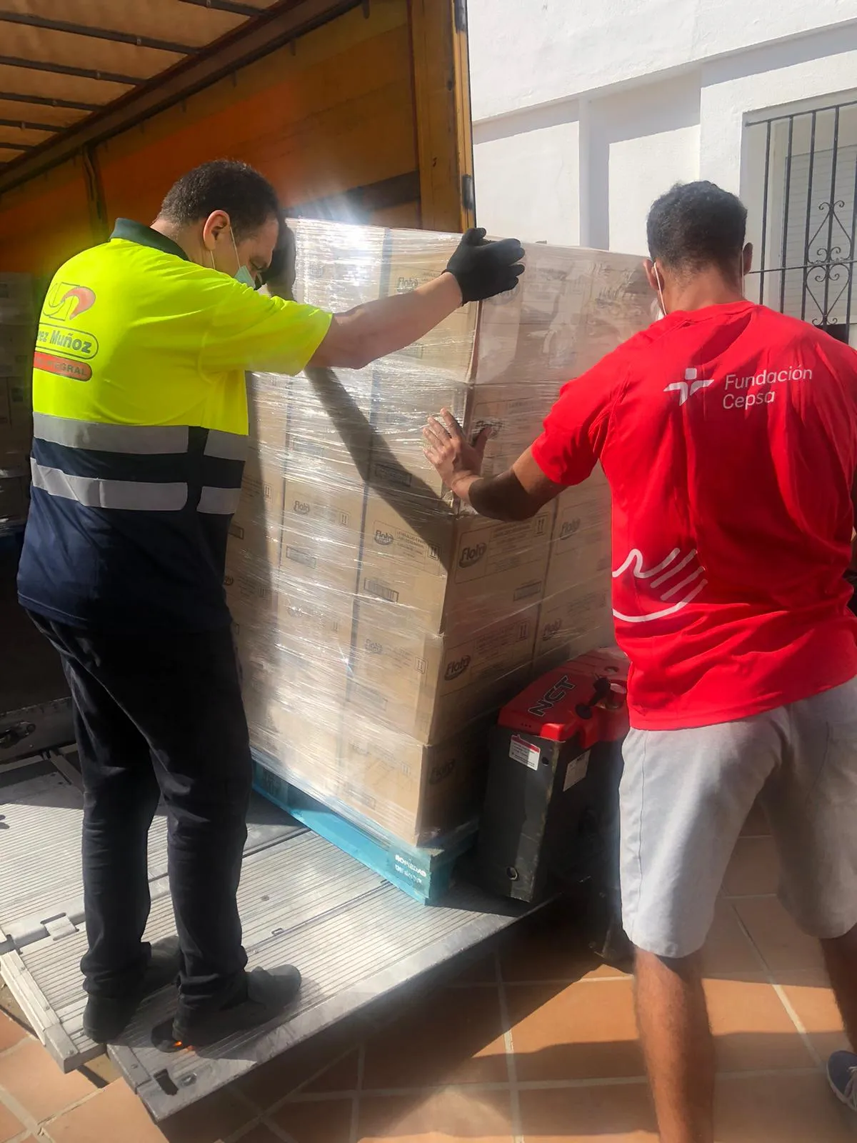Las fundaciones Persán y Cepsa distribuyen una segunda entrega de detergente en el Campo de Gibraltar