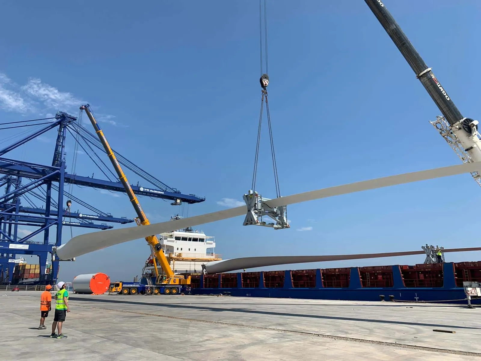ECS 360 Logistics realiza el trasvase de piezas eólicas de grandes dimensiones