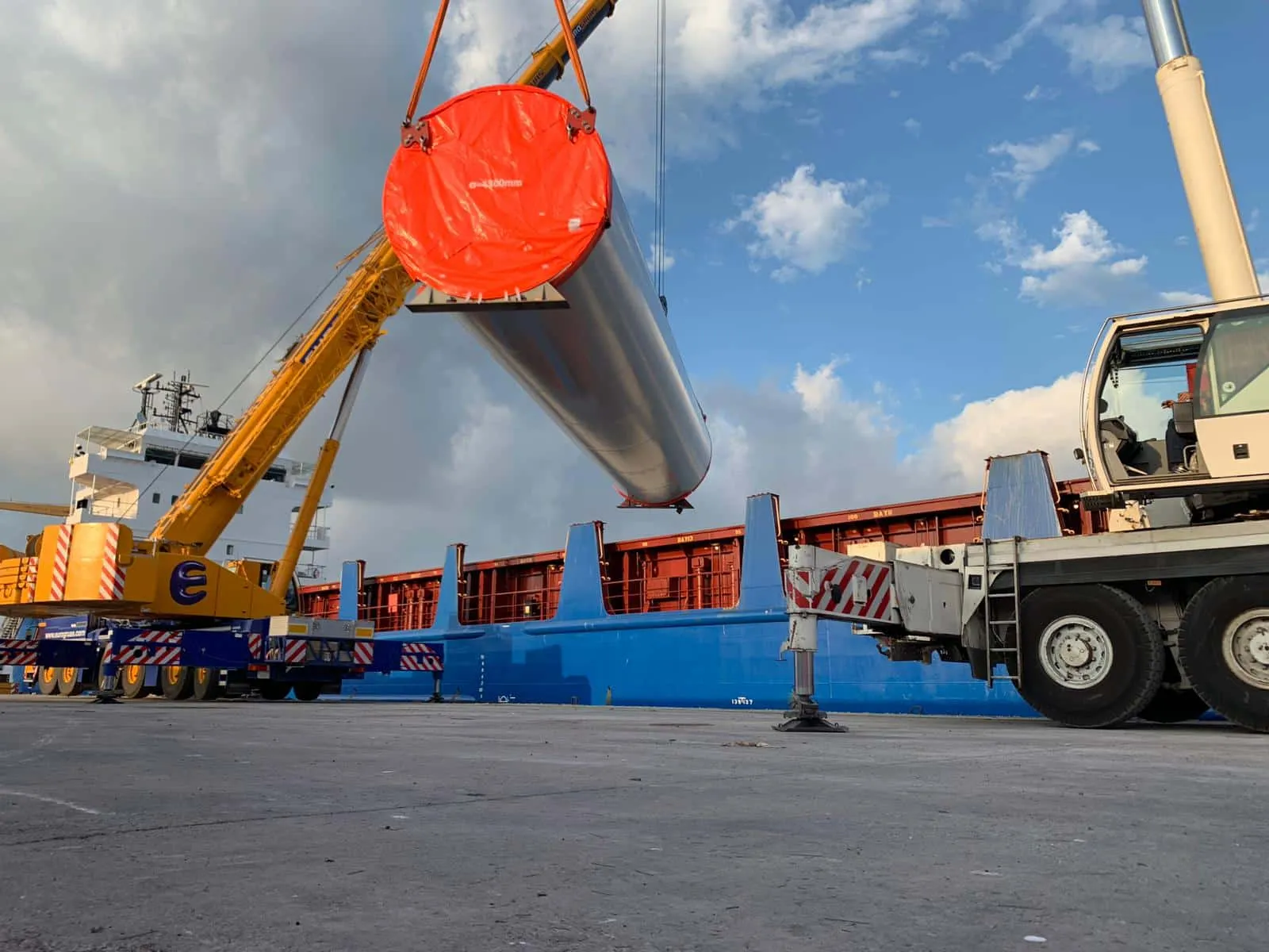 ECS 360 Logistics realiza el trasvase de piezas eólicas de grandes dimensiones
