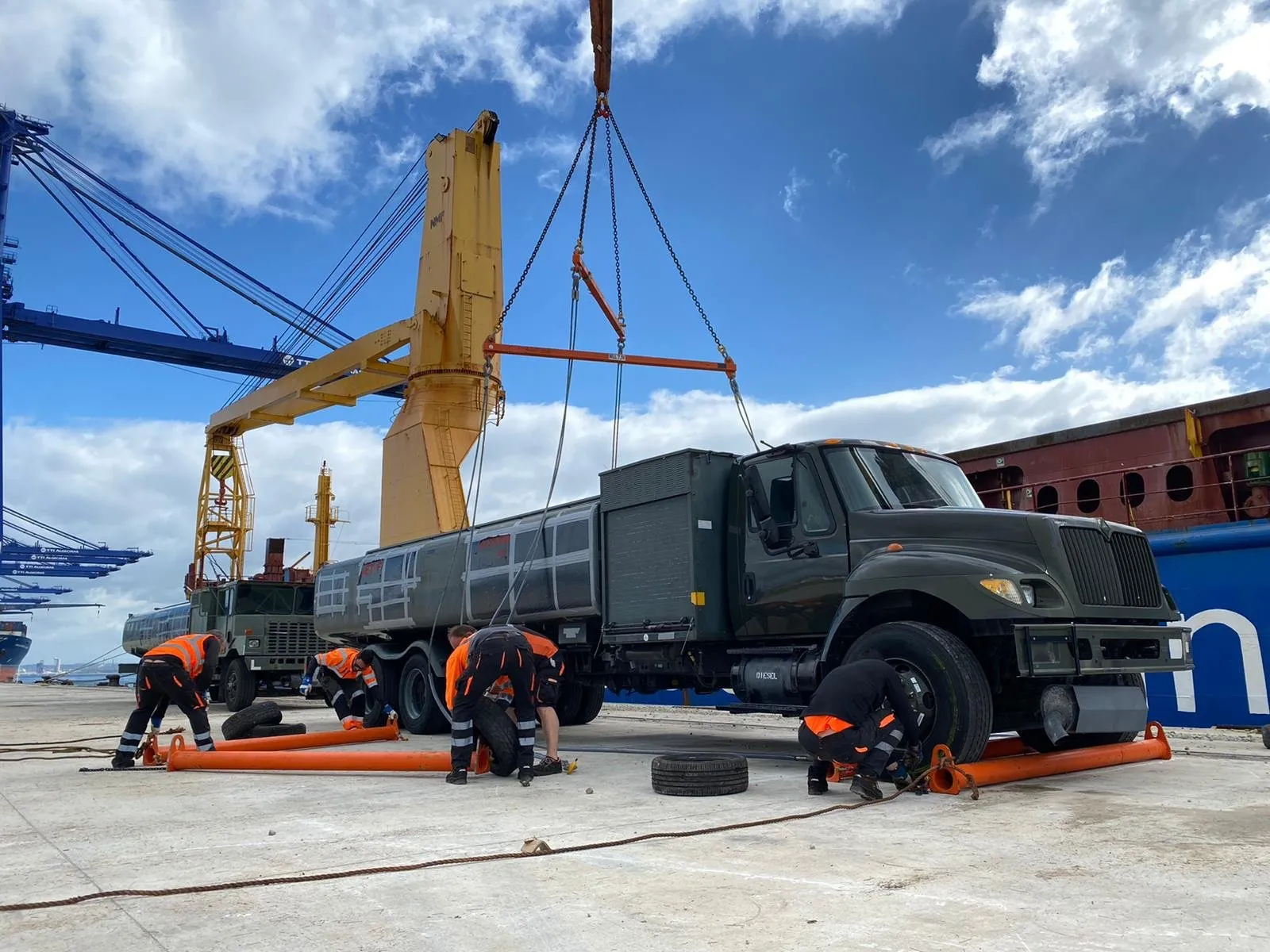 Logistika 360, clave en el transporte de camiones militares con destino a Japón