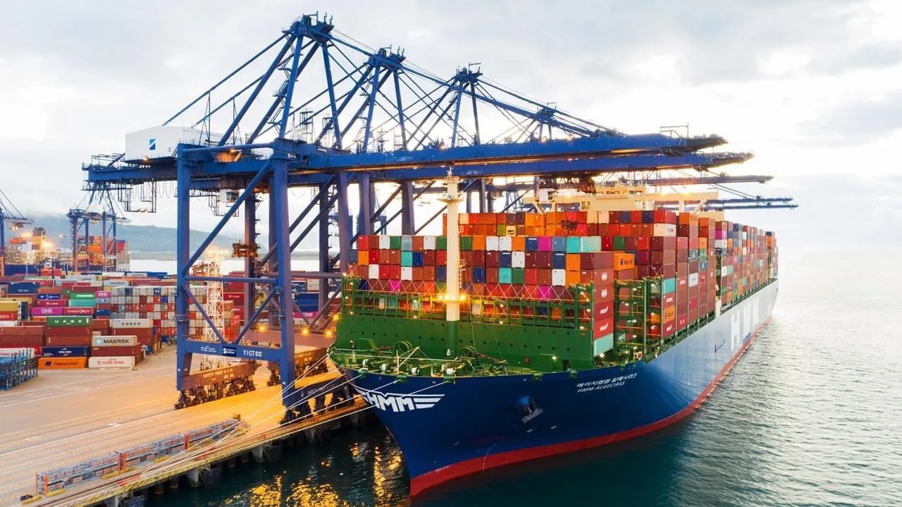 El HMM Algeciras ya ha puesto rumbo hacia Europa