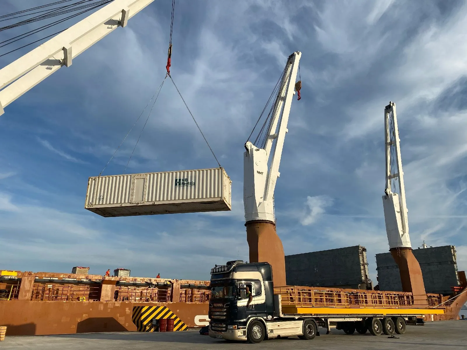 Logistika 360 gestiona un operativo de contenedores autosuficientes para Houston