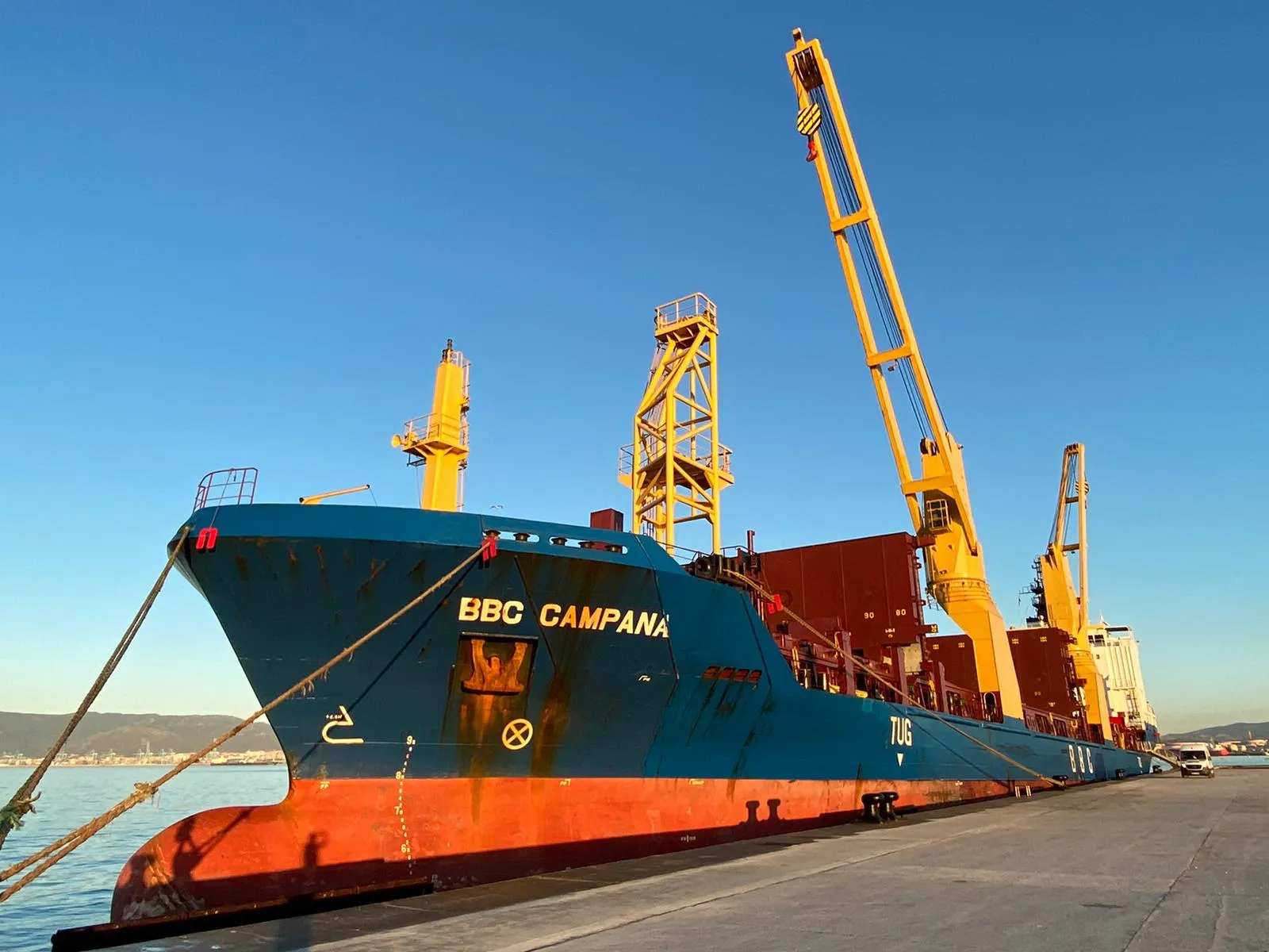 Logistika 360 afronta una nueva y compleja operación de descarga en el muelle de Campamento Exterior