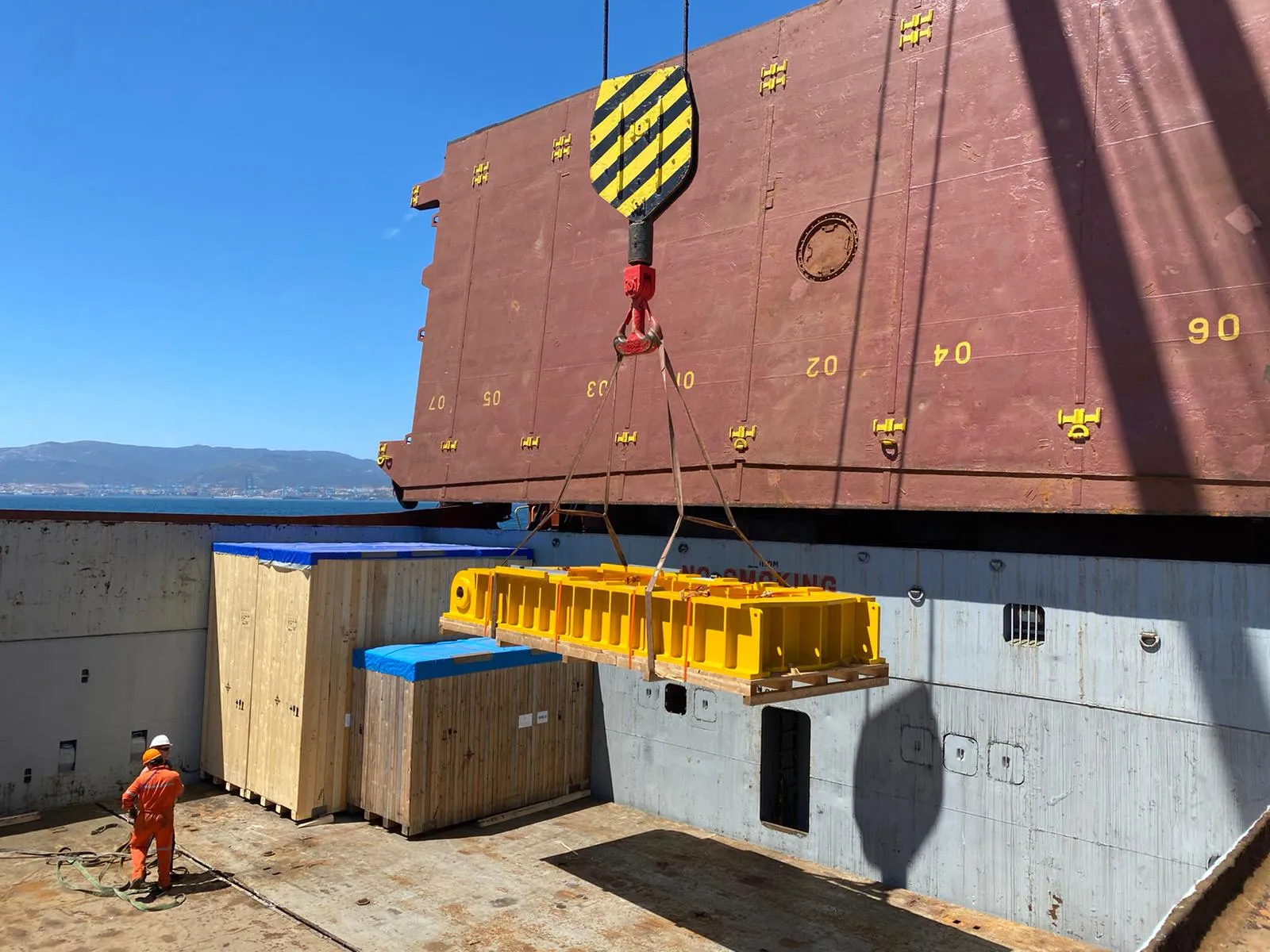 Logistika 360 afronta una nueva y compleja operación de descarga en el muelle de Campamento Exterior