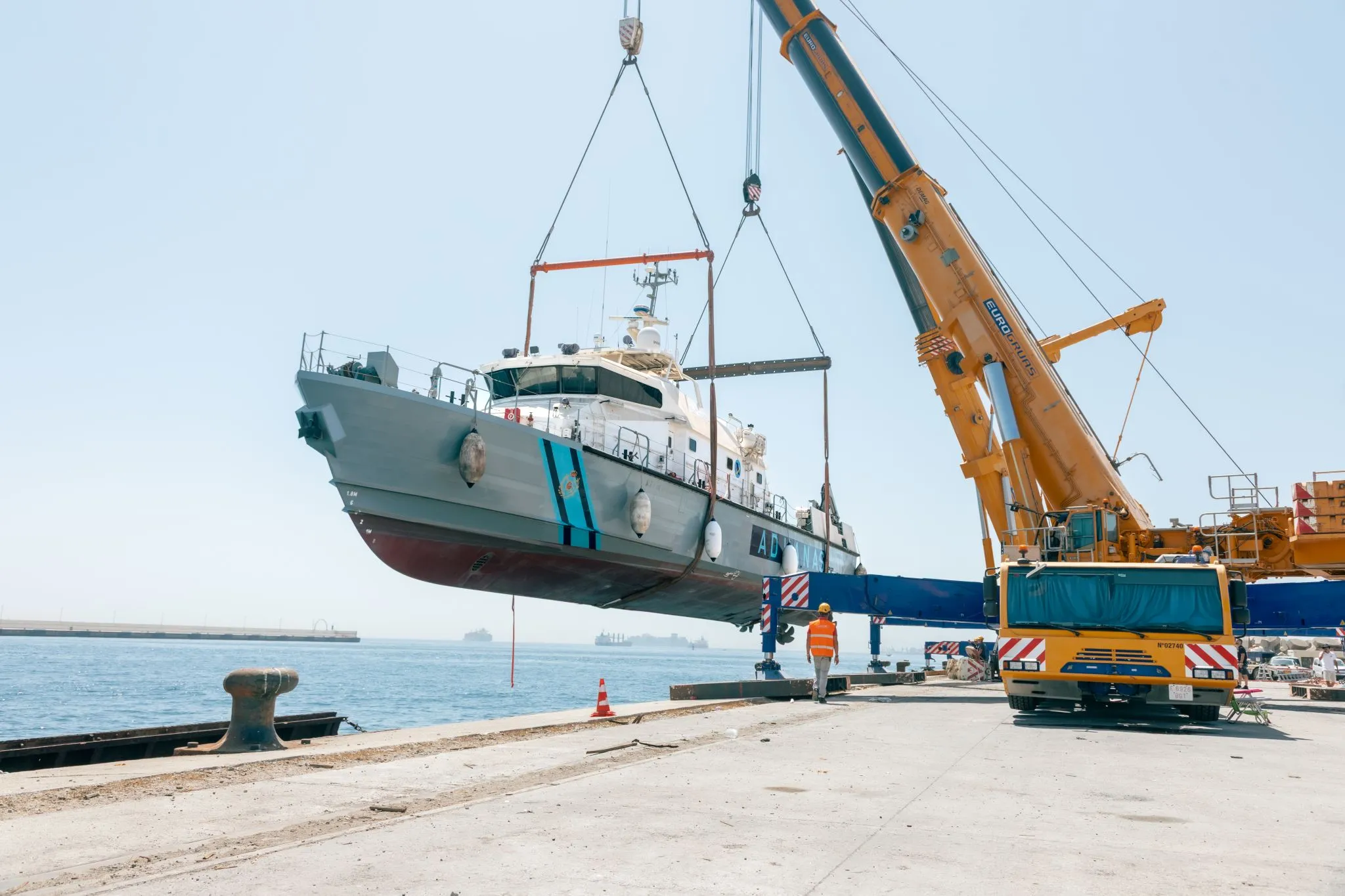 Logistika 360 dirige en el puerto de Algeciras la botadura de dos embarcaciones destinadas a Vigilancia Aduanera