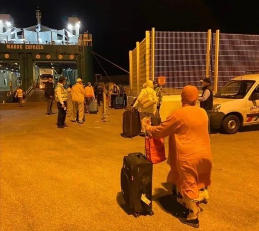 Trasladan en barco hasta Gibraltar a 82 ciudadanos británicos