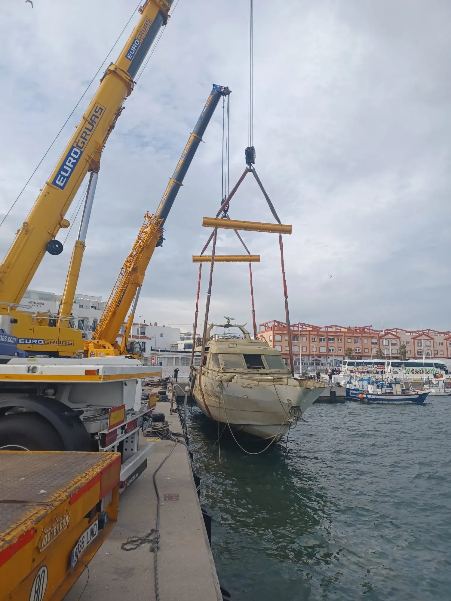 La APBA reflota y pone en seco el yate hundido en el Puerto de Tarifa