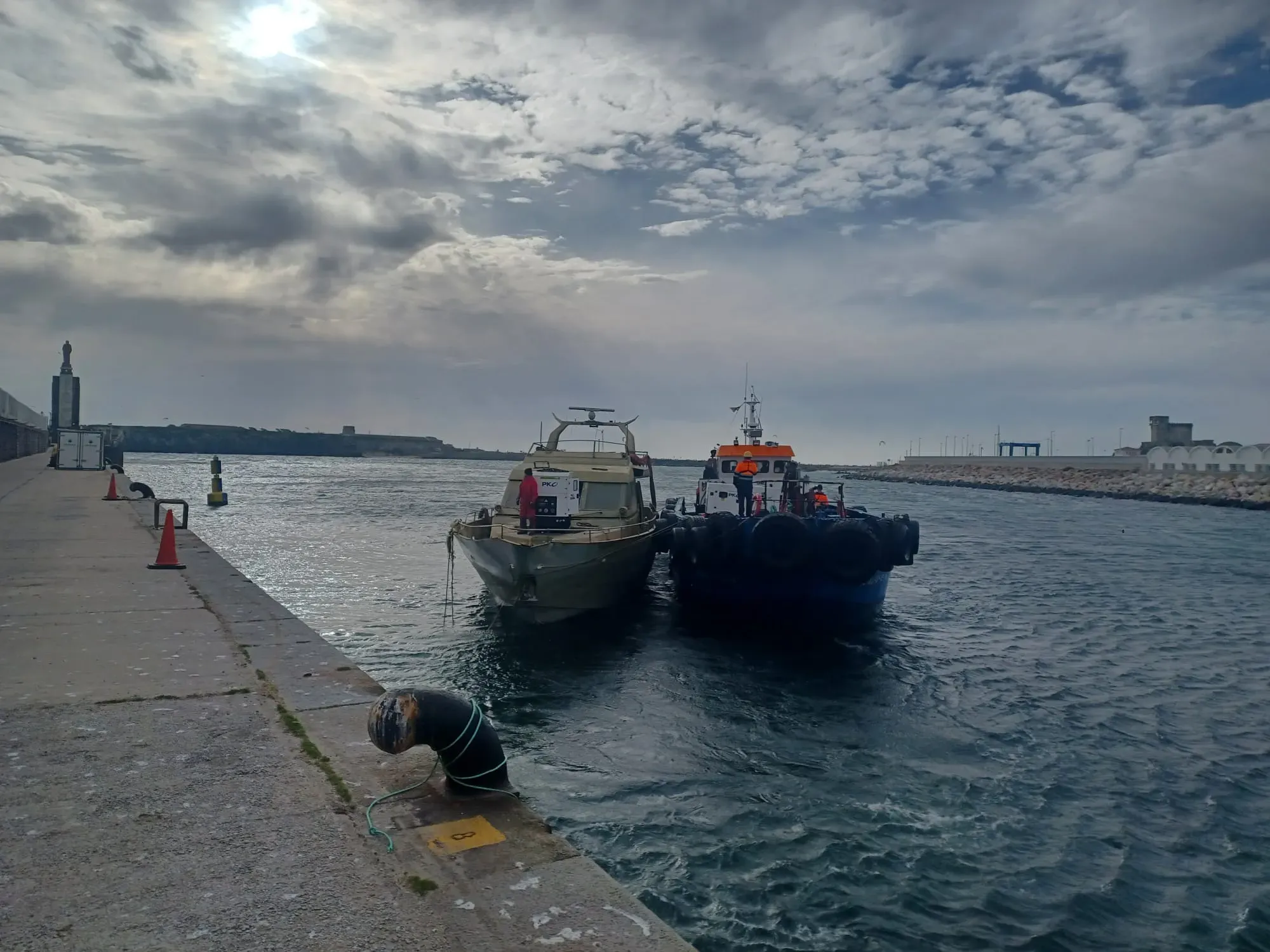 La APBA reflota y pone en seco el yate hundido en el Puerto de Tarifa