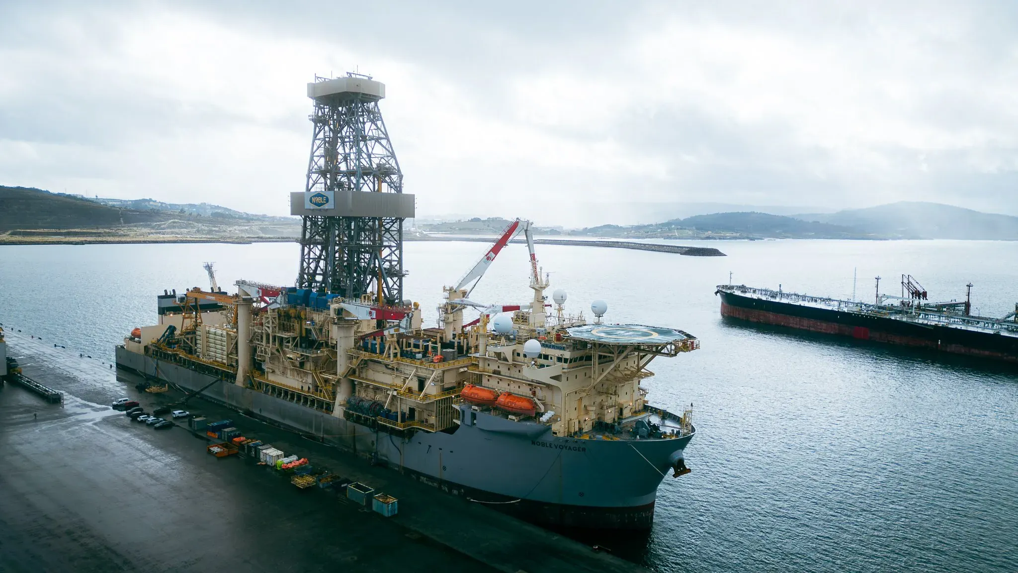El Puerto Exterior de Punta Langosteira acoge la plataforma petrolífera Noble Voyager