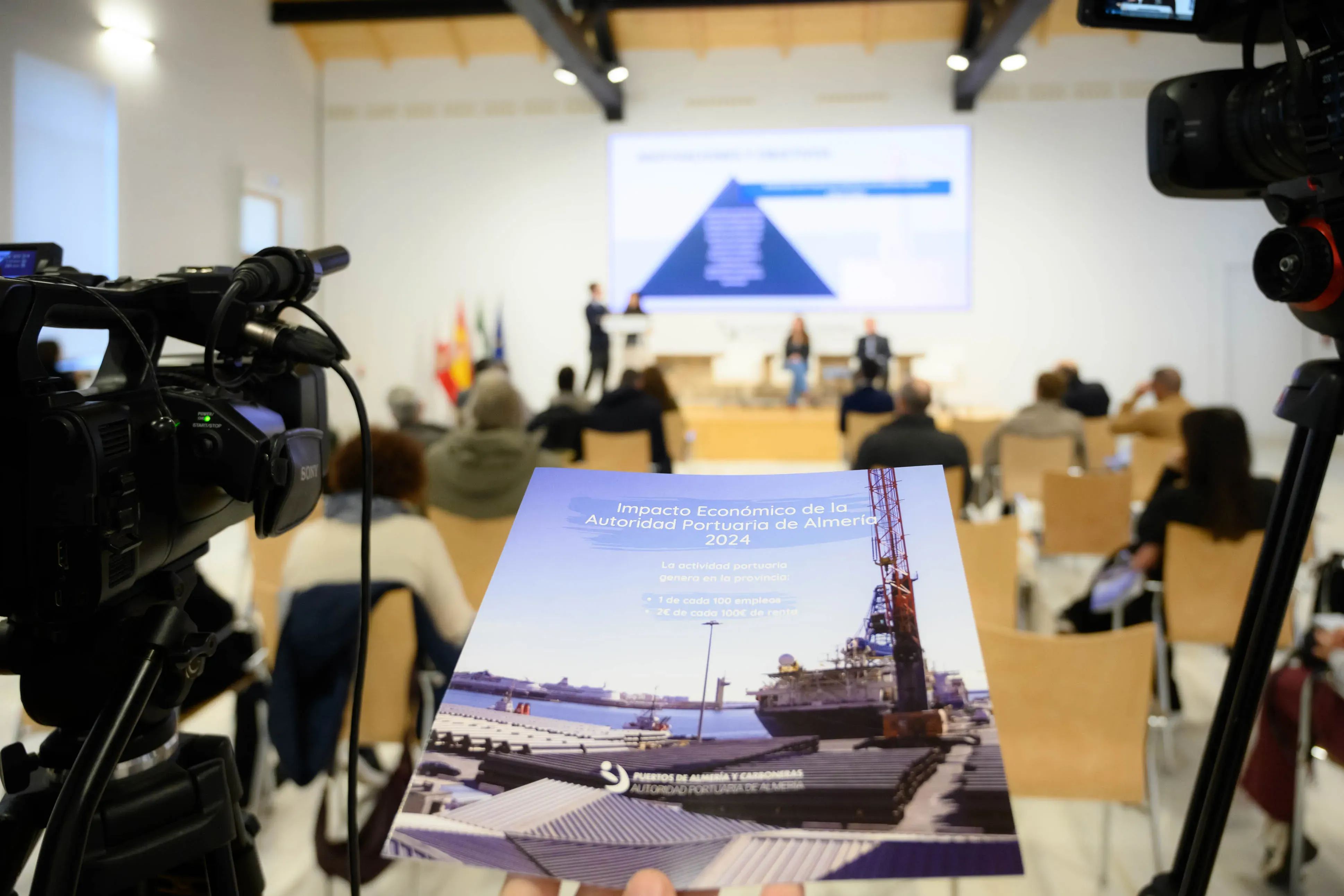 Un 1% del empleo y casi dos euros de cada cien en la provincia de Almería dependen del puerto