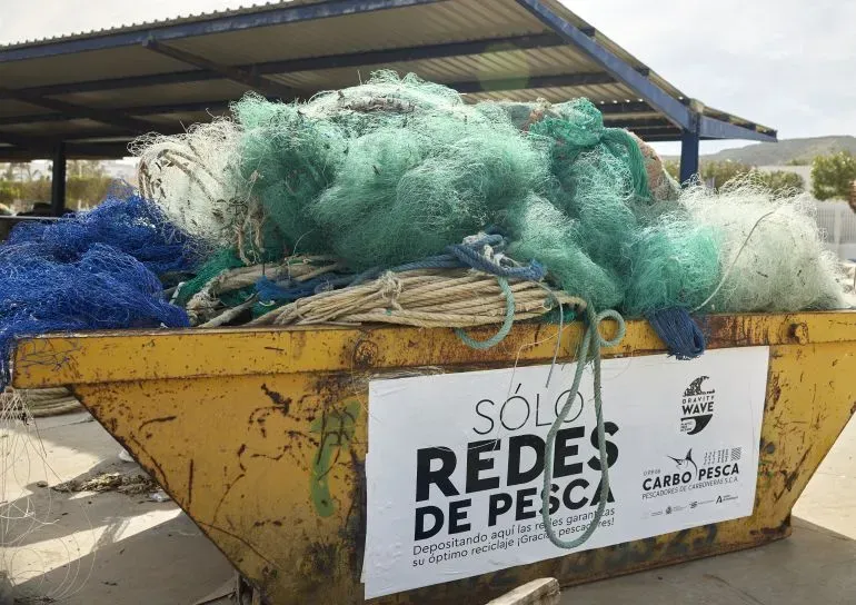 El Paseo Marítimo de Carboneras estrena un banco fabricado con redes de pesca recicladas