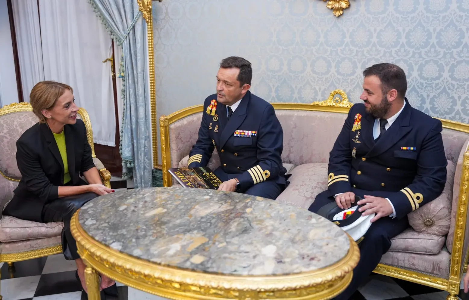 La presidenta de la Diputación recibe al nuevo comandante del buque escuela Juan Sebastián de Elcano