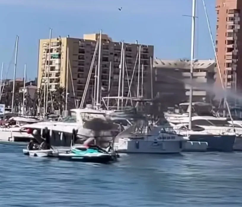 Ocho heridos tras la explosión y hundimiento de una embarcación en el Puerto Deportivo de Fuengirola