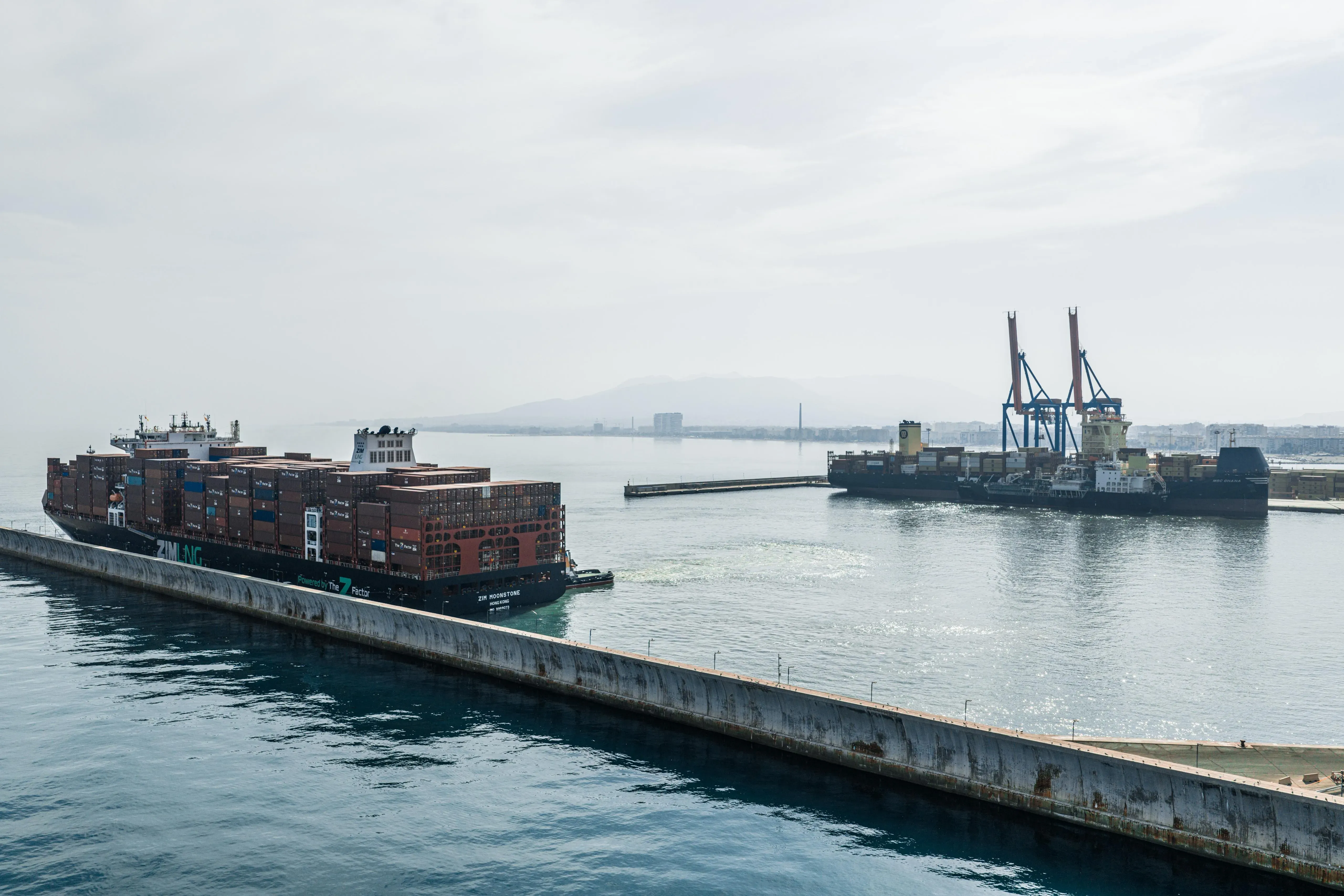 El Puerto de Málaga registra su primera doble operativa simultánea de suministro de GNL a buques