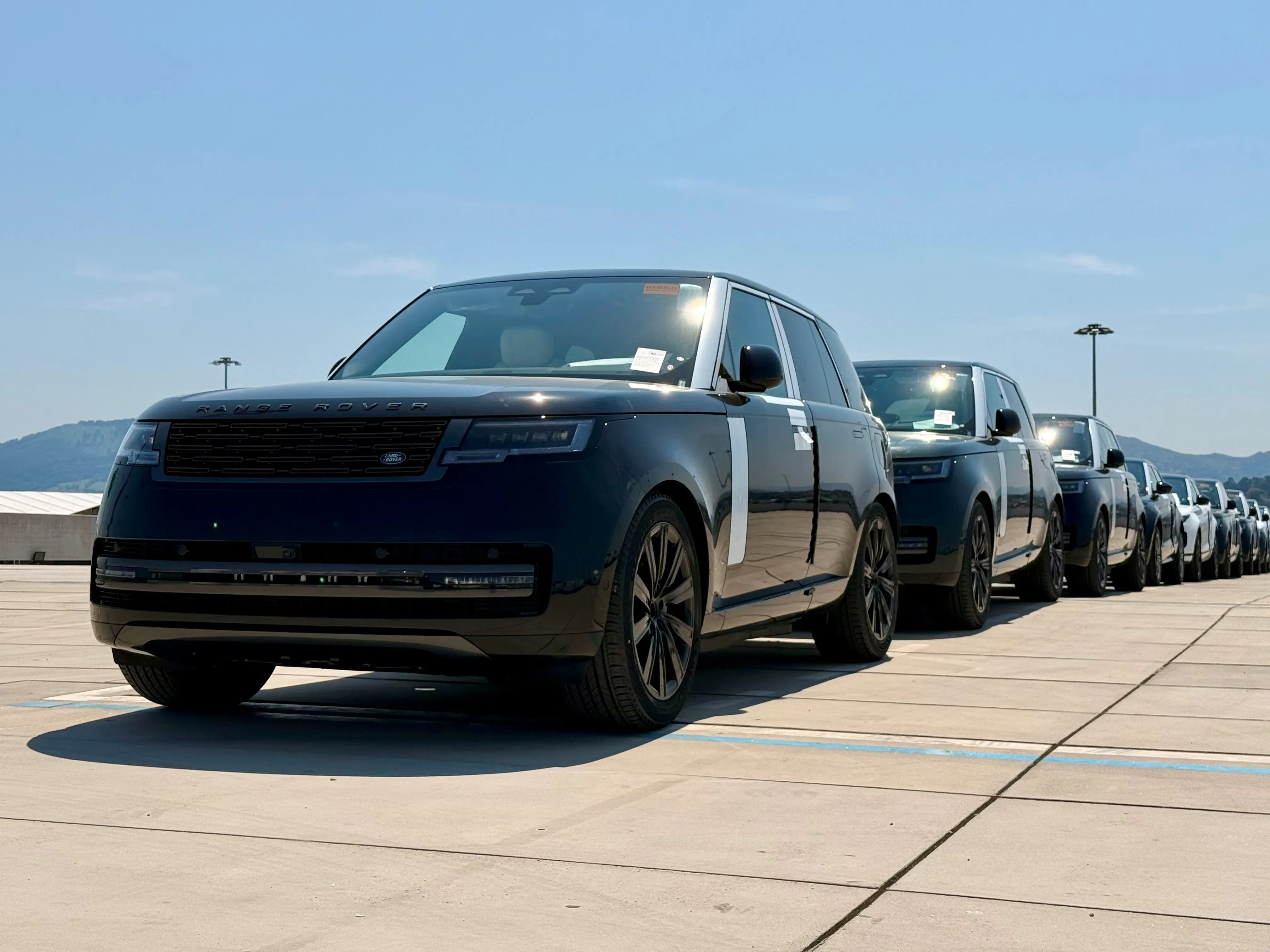 Land Rover y Jaguar comienzan a operar en el puerto de Santander con un objetivo anual de hasta 7.000 vehículos