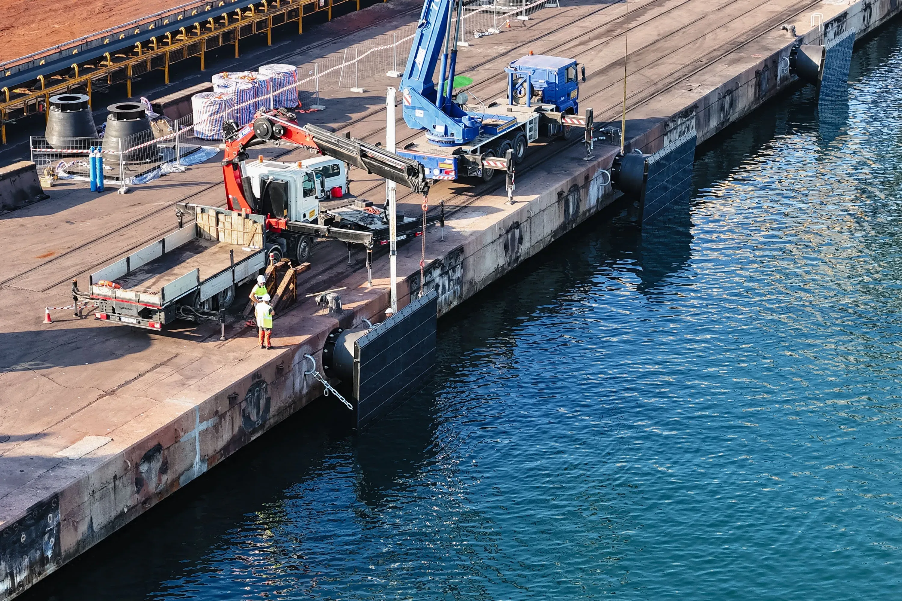 El Puerto de Tarragona adapta el Muelle de Cataluña para grandes buques con nuevas defensas marítimas