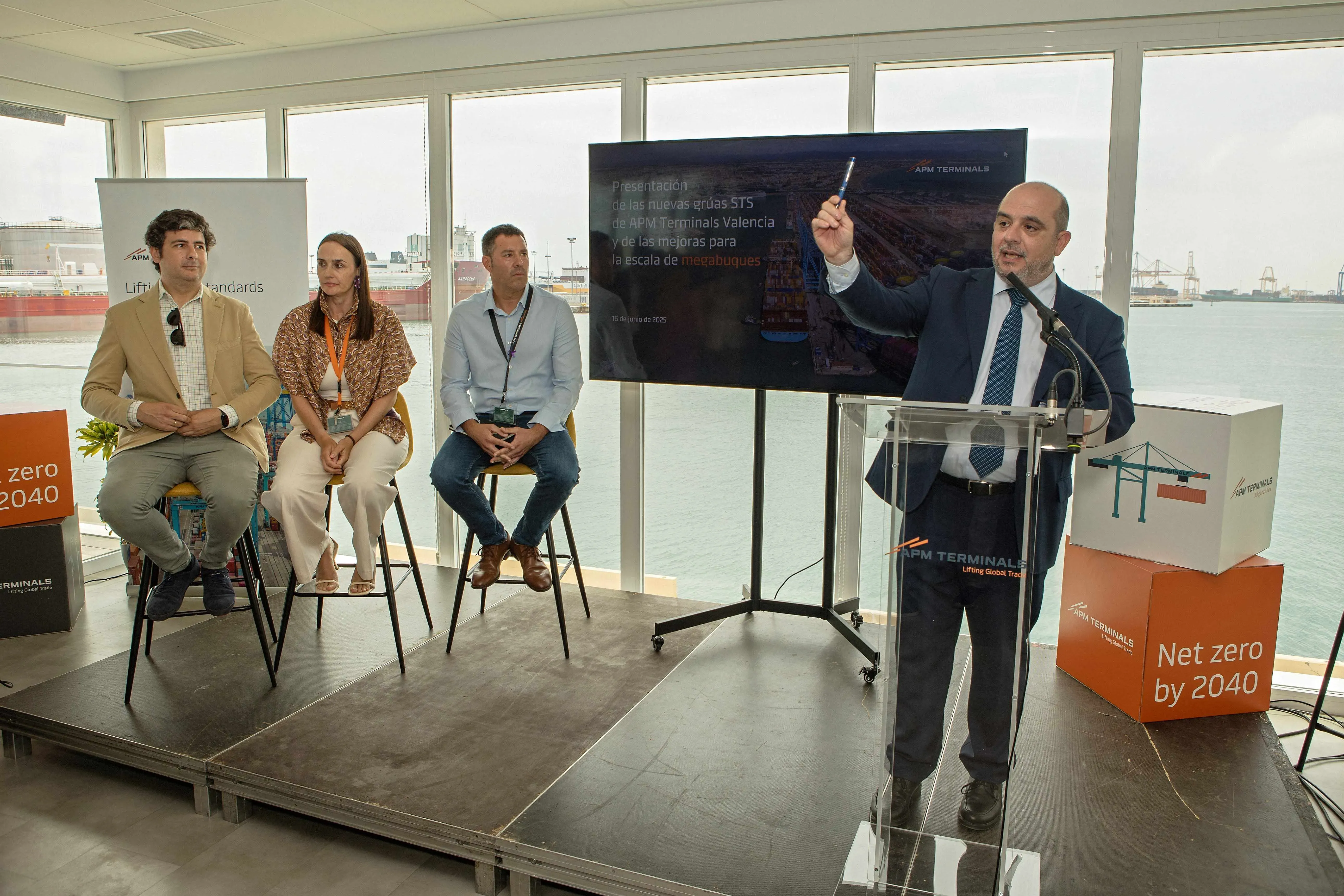 APM Terminals Valencia incorpora dos nuevas grúas STS y adapta el muelle de Levante para megabuques