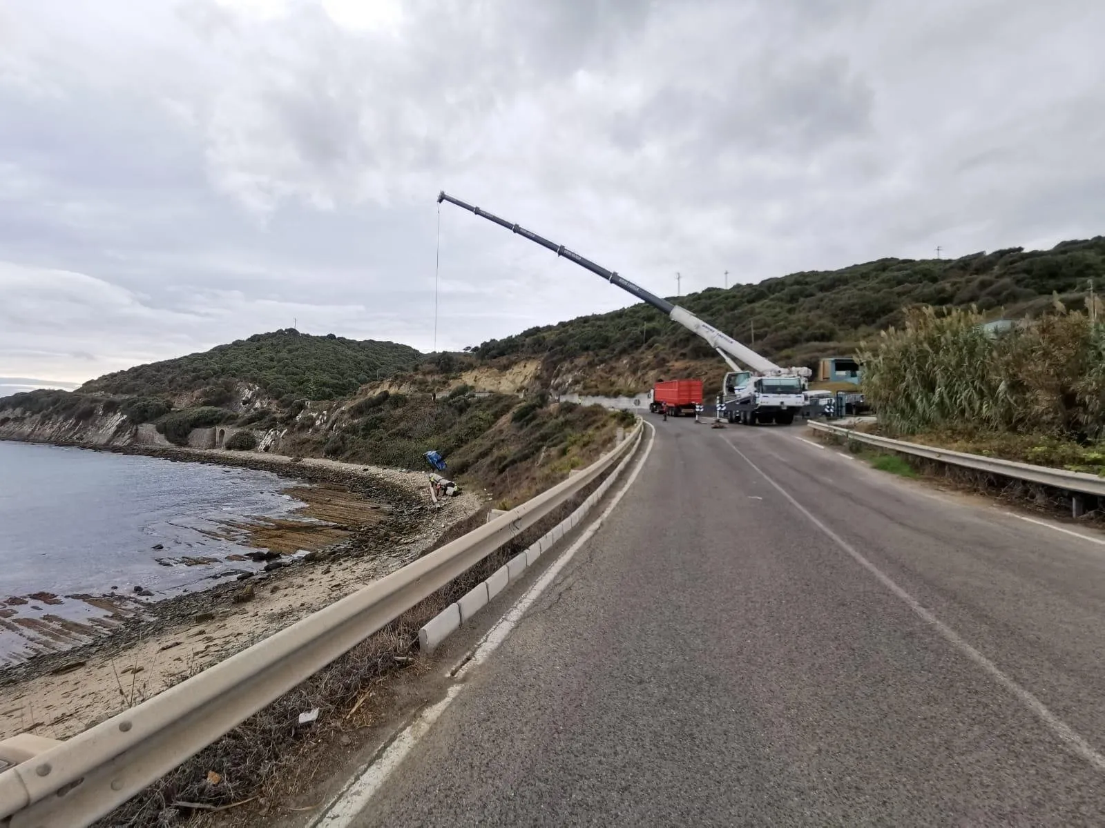 La APBA continúa retirando las bateas de las mejilloneras abandonadas en la costa de Algeciras